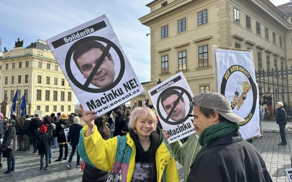 Macinku nechceme. Na Hradčanském náměstí protestují stovky lidí