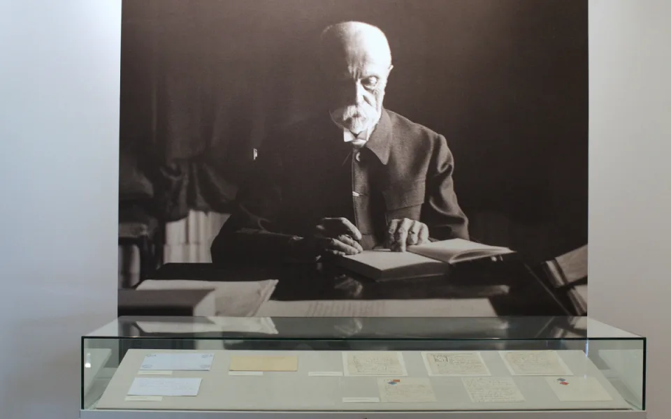 Národní archiv v Praze vystavuje tajemnou obálku s Masarykovým vzkazem