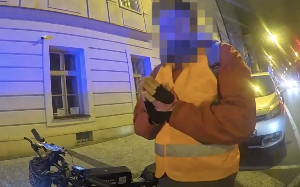 Muž jel s kolem po chodníku. 