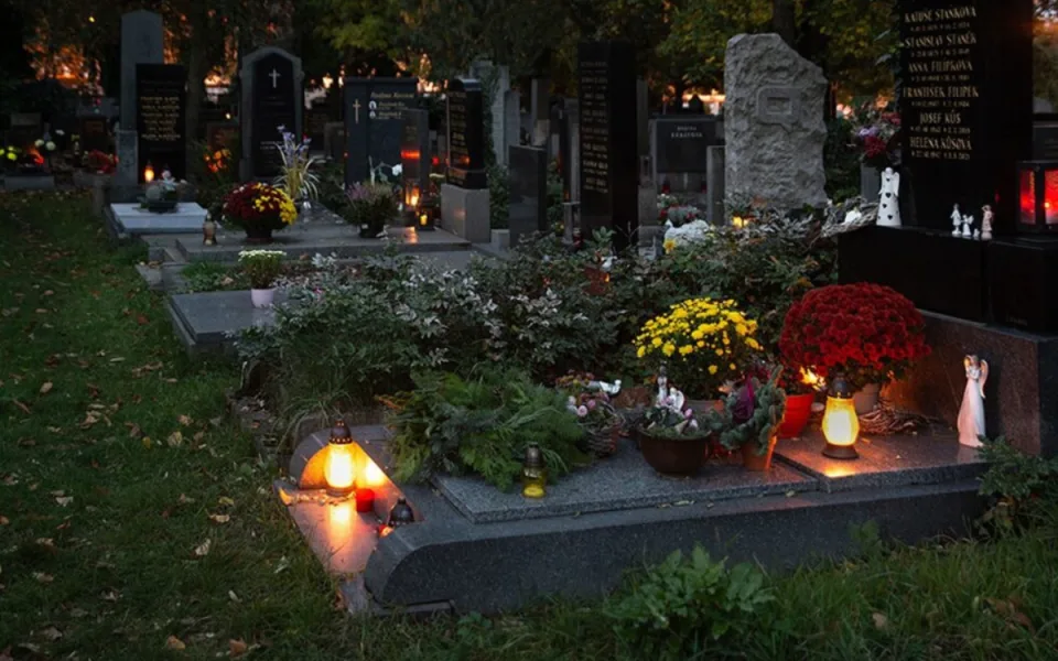 Výstava uren nebo tajemné Olšany. Pražské hřbitovy chystají na Dušičky speciální program