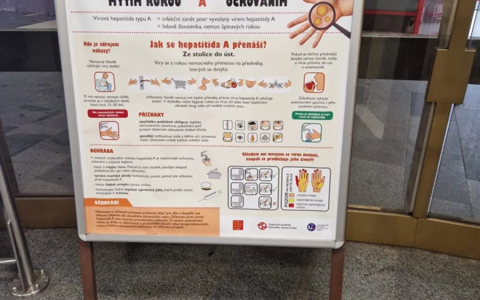 Hygienici radí umývat si ruce a očkovat se.