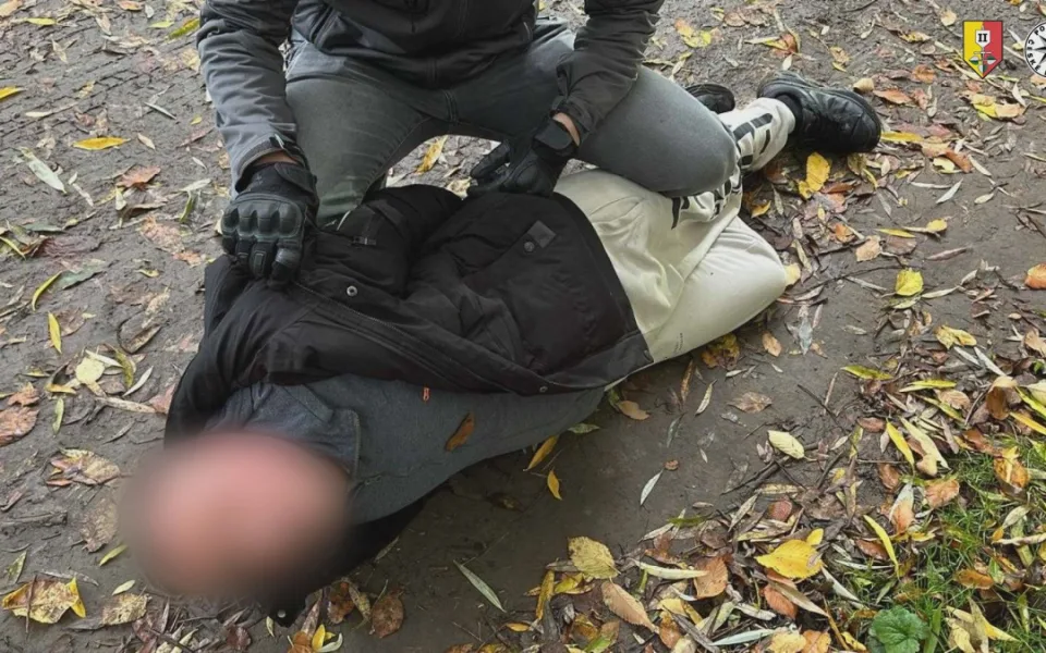 Muže dopadla policie.
