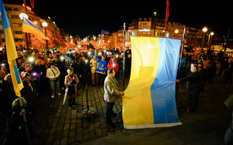 FOTO: Čeho se bojíte? Lidé vyzvali vedení Národního muzea k vrácení ukrajinské vlajky