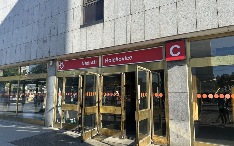 Ve stanici Nádraží Holešovice srazilo metro muže, na místě zemřel. Provoz je omezen