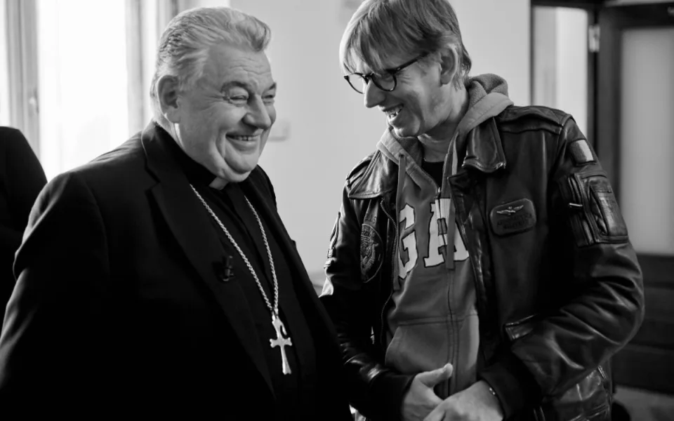 Dominik Duka s režisérem Strachem.