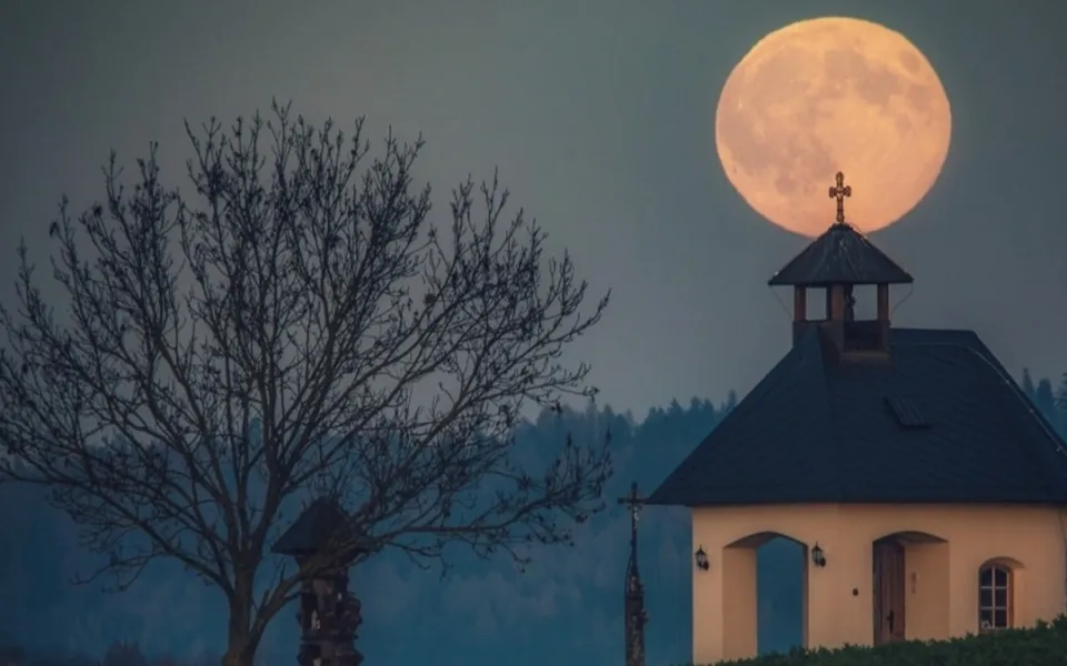 Úplněl nad kapličkou v Kydlinechfoto: Vladislav Hosnedl