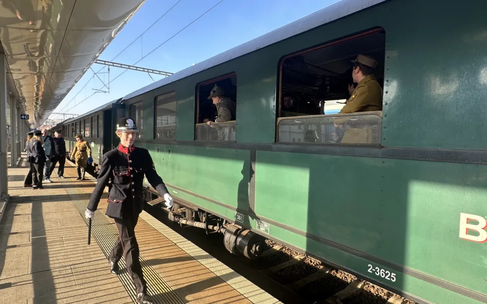 FOTO, VIDEO: Historický vlak odvezl legionáře z Prahy. V sobotu se vrátí a projdou městem