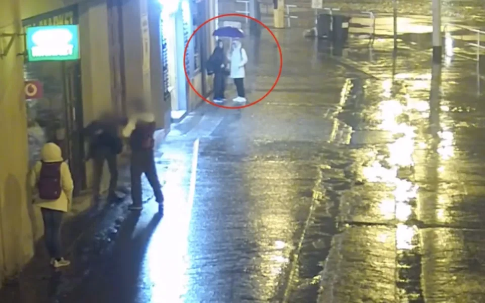 Ženy zraněného muže obešly a šly pryč.