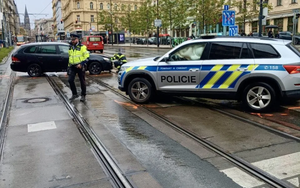 Na I. P. Pavlova bourala policie, nehoda blokuje dopravu