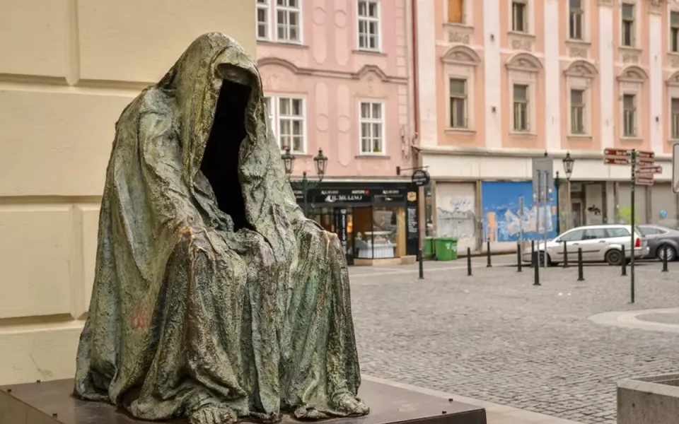 Socha byla na místě od roku 2000.