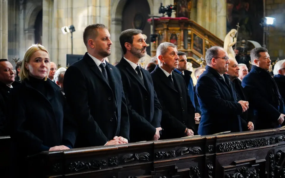 FOTO: Známé tváře na Dukově pohřbu. Přišel Babiš, Bohdalová i bratři Okamurovi