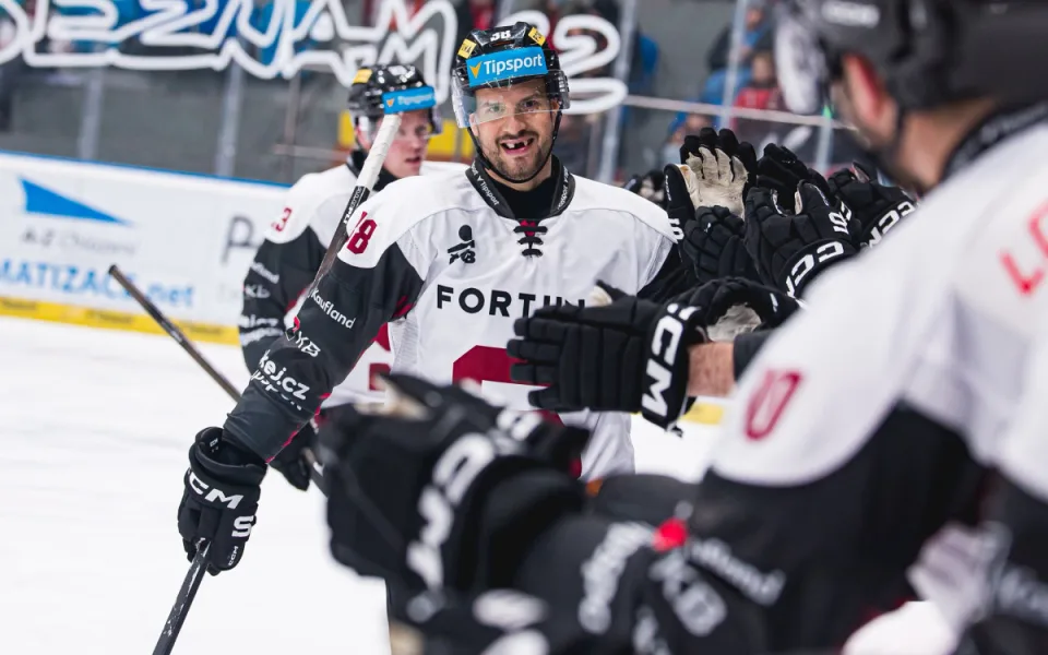 Sparta zvítězila 4:1Hokejisté Sparty zvítězili v duelu 24. extraligového kola v Hradci Králové 4:1 a bodově se dotáhli na vedoucí tým tabulky Třinec. Pražané vyhráli v domácí nejvyšší soutěži sedmý z posledních osmi zápasů. Rozhodli dvěma góly ve druhé tř