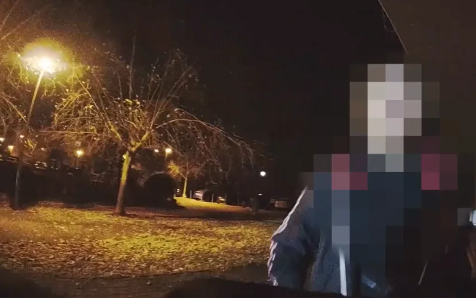 VIDEO: Opilý muž rušil noční klid u dětského hřiště. Potom se policistům rozbrečel