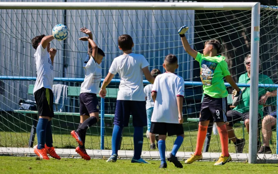 Pražská policie vyšetřuje baníkovce, kteří rasisticky uráželi malé romské fotbalisty