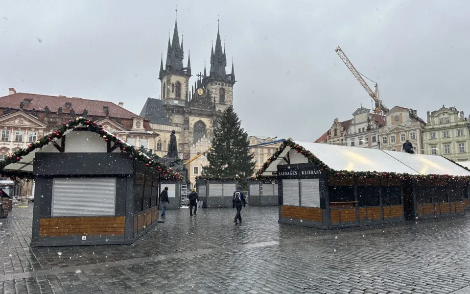 Klobása dražší o deset korun a hudba Ewy Farné. Jaké budou trhy na Staromáku?