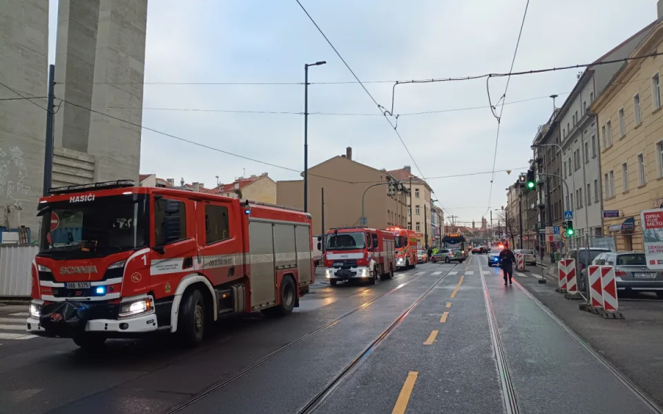 V Nuslích unikl plyn, hasiči kvůli riziku výbuchu evakuují domy
