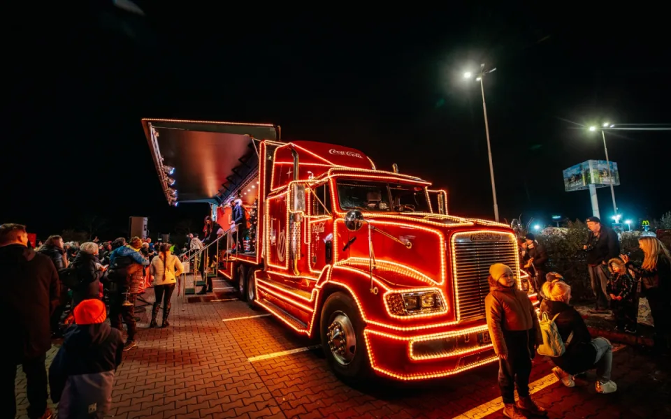 Vánoční kamion Coca-cola přijíždí do Prahy
