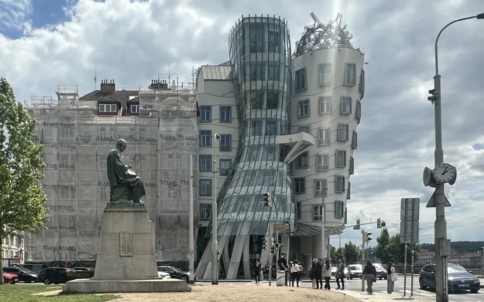 Zemřel architekt Frank Gehry, autor Tančícího domu