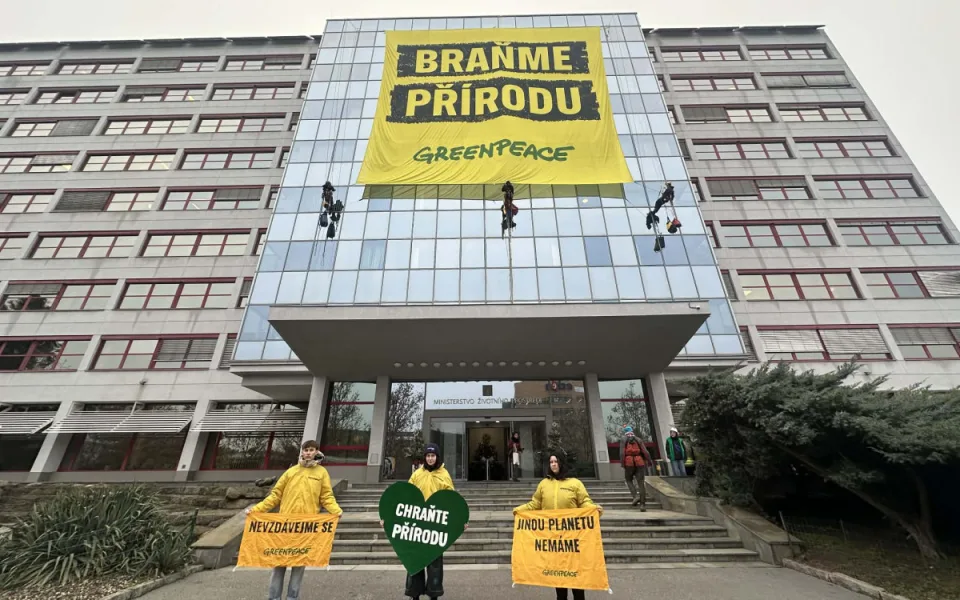 Na budovu ministerstva životního prostředí vylezli demonstranti, zasahuje policie