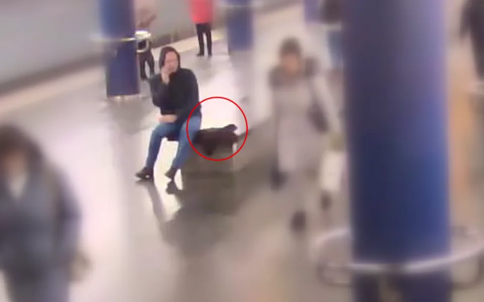 VIDEO: Muž si přivlastnil notebook zapomenutý v metru, hrozí mu za to roční vězení