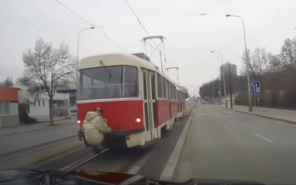 Muž jel na tramvaji před policejním autem