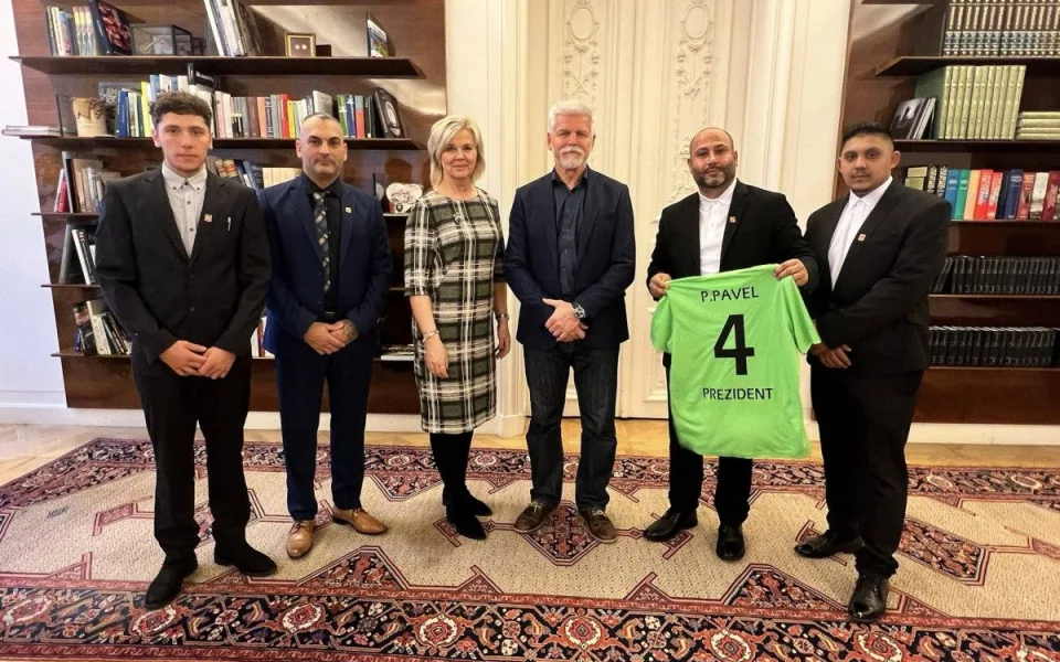 Od rasistického útoku až k prezidentovi. Romské fotbalisty přijali na Hradě