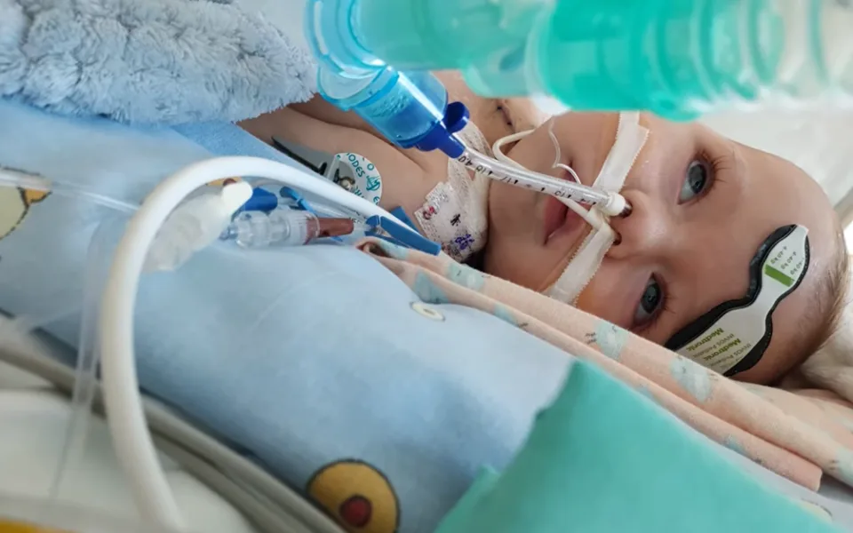 Lékaři z Motola zachránili život miminku s těžkým srdečním selháním: transplantace po roce na přístrojové podpoře