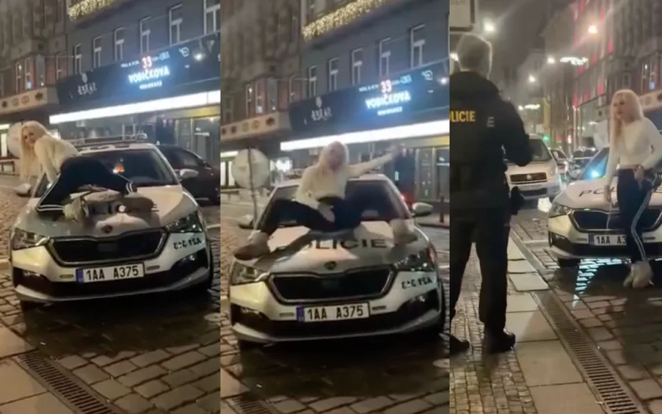 Striptérské představení na policejním autě v centru Prahy. Žena způsobila škodu 20 tisíc