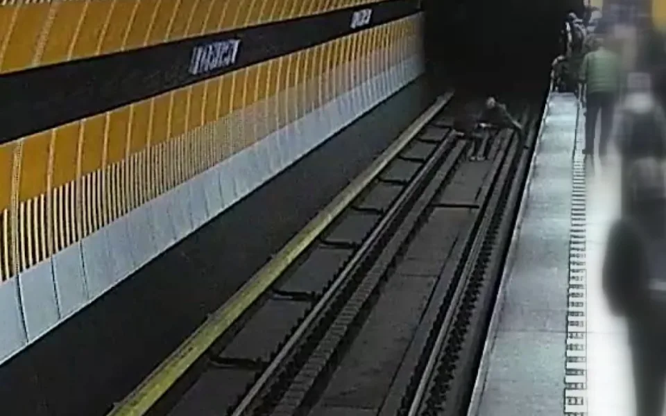 Dívka se chtěla v metru zabít.