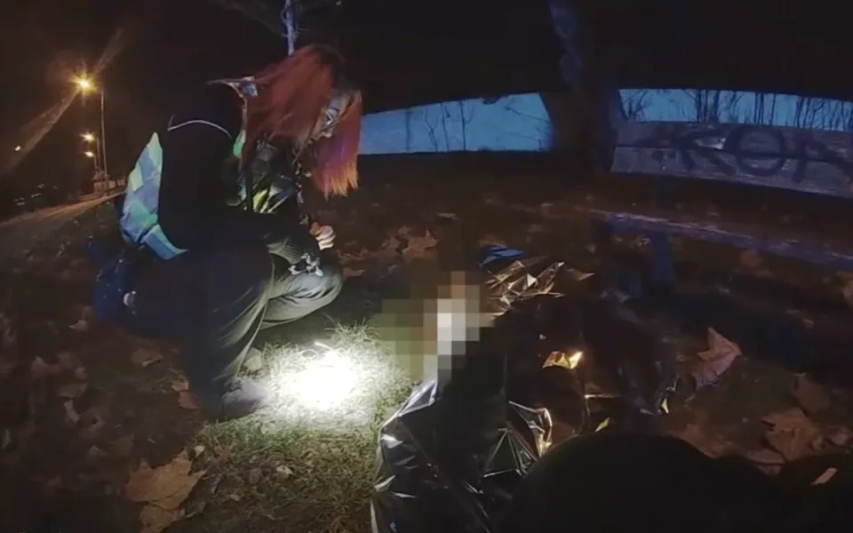 Strážníci muže zabalili do termofólie.