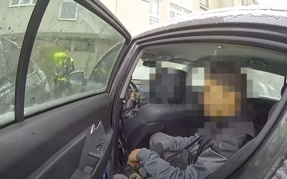 Mladíky si převzala policie.