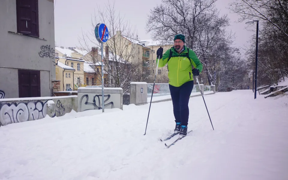 FOTO: Běžkařský trénink i dopravní kolaps. Sníh přinesl do Prahy radosti i trable