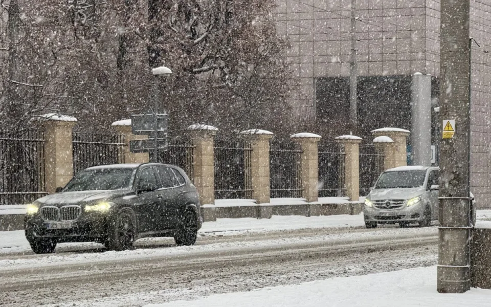 Sníh i dnes v Praze místy komplikoval dopravu, zpoždění mají některé autobusy