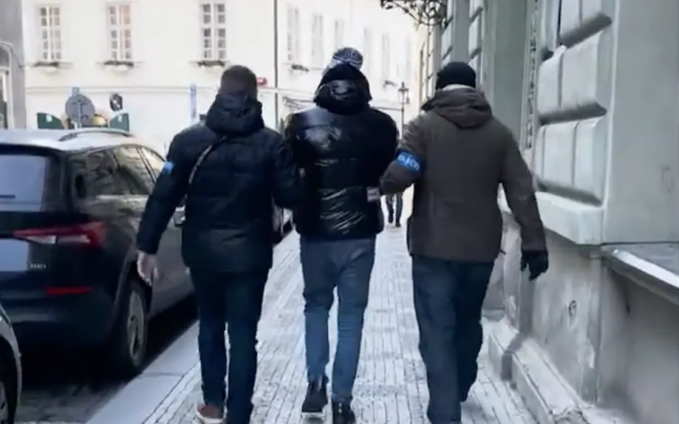 Konec tří ruličkářů. Podvodníky v centru Prahy zadržela policie