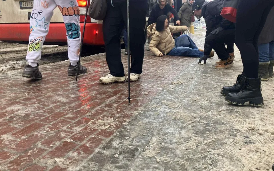 Ledovka komplikuje pohyb po Praze, zranilo se už 50 lidí