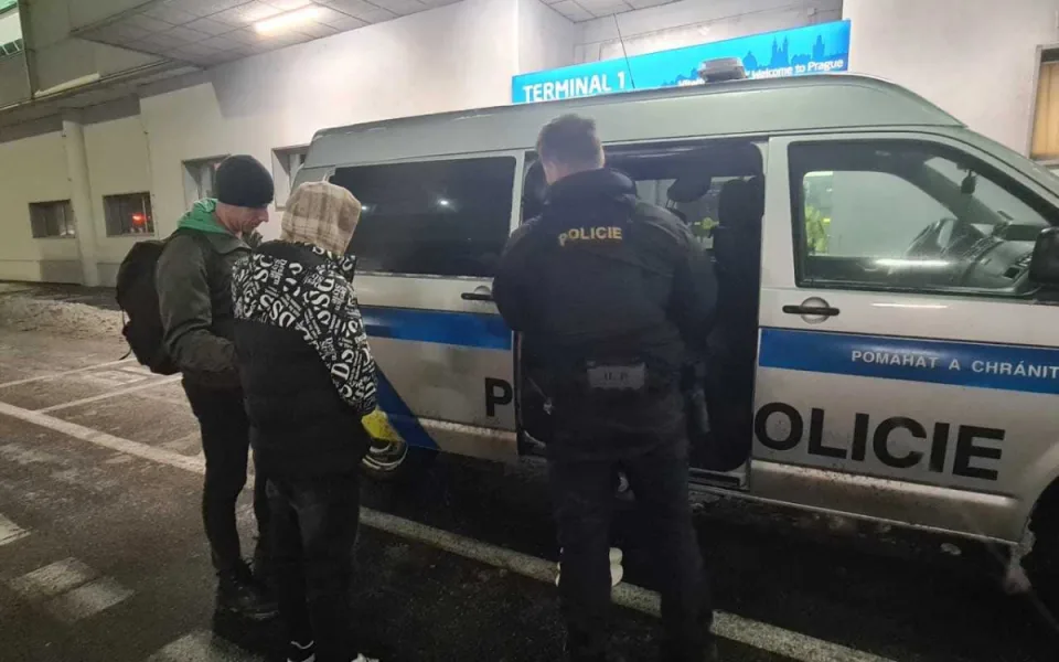 Cizince si převzala policie.