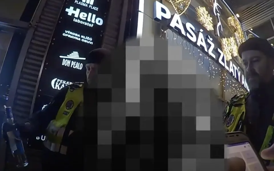 Dívka vypila půl lahve vodky.