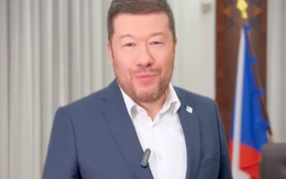 Okamura odstranil ze své sněmovní kanceláře vlajku Evropské unie, má teď dvě české