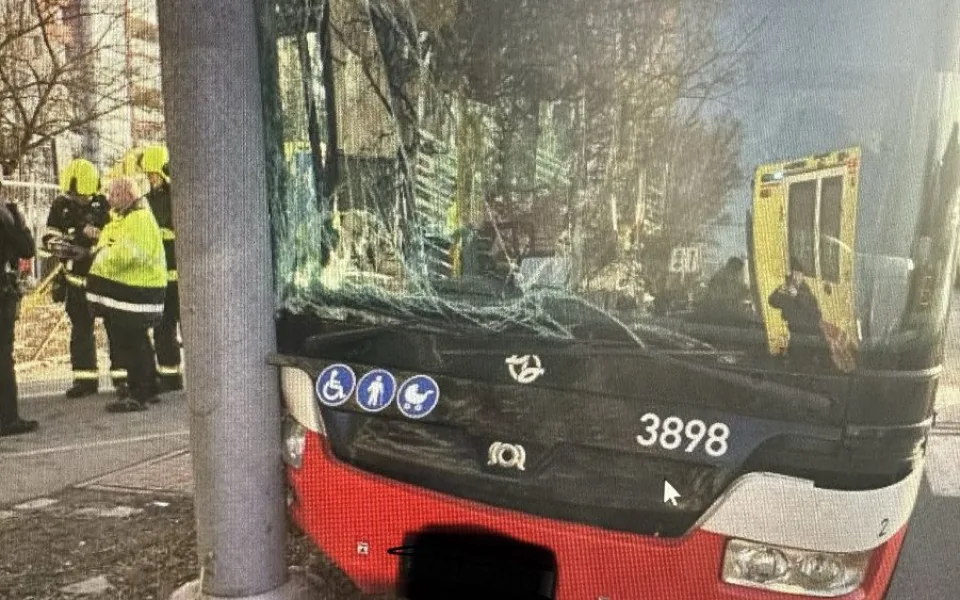 Autobus narazil do sloupu.