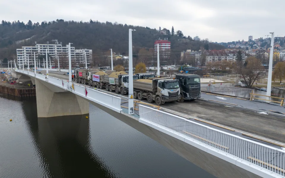 FOTO: Na Dvoreckém mostu testovali prohýbání, zatížili ho náklaďáky s 200 tunami