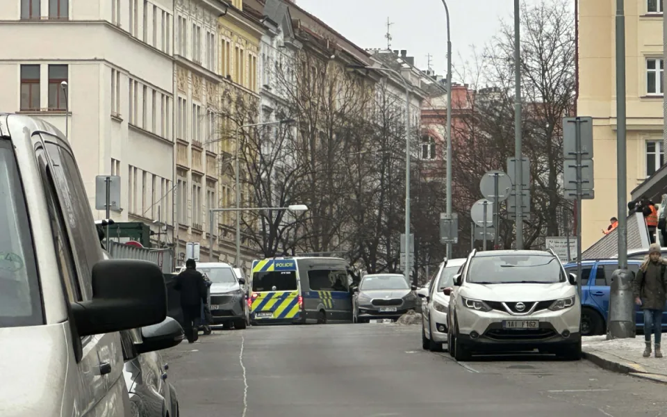 V ulici Roháčova jsou desítky policistů.