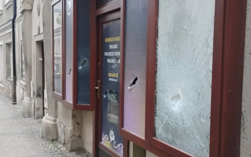 Kancelář Piráta Bartoše poničil vandal sekerou, u dveří nechal černou růži