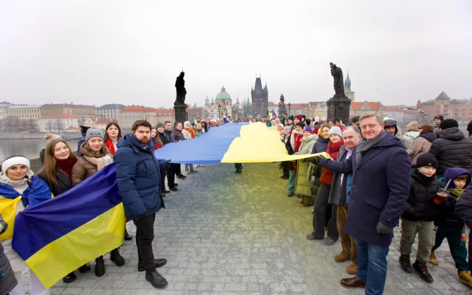Lidé na Karlově mostě oslavili Den jednoty Ukrajiny, nesli několikametrovou vlajku