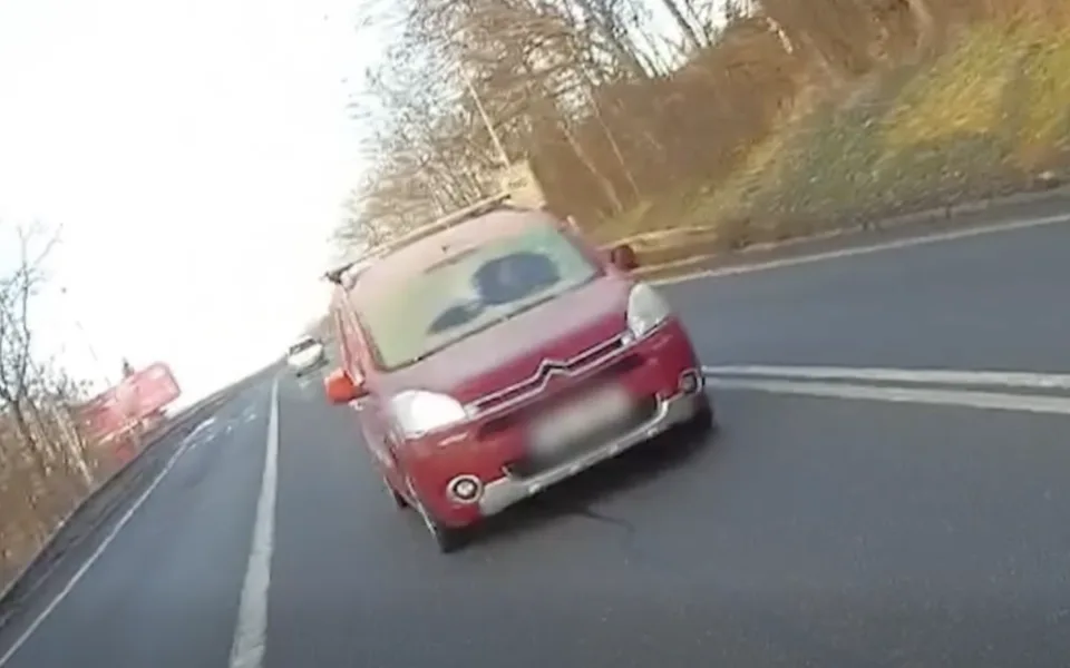 Muž se na čištění vykašlal.