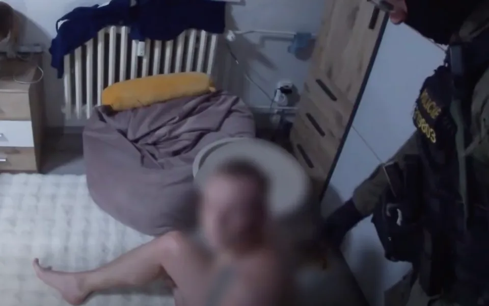 Policie zadržela 16 lidí.