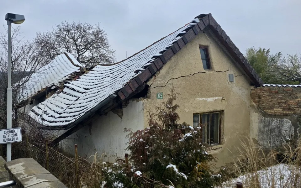 V Hloubětíně se zřítila část opuštěného domu