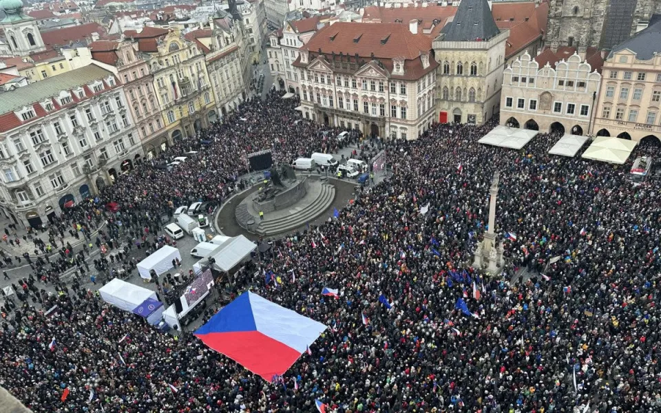 Na Staromáku se scházejí tisíce lidí na podporu prezidenta Petra Pavla