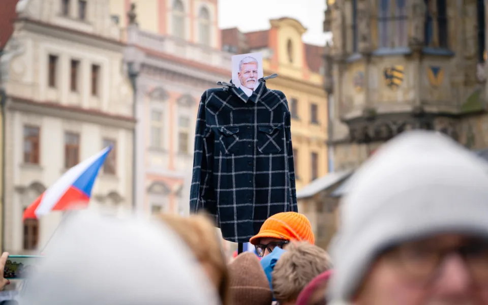 FOTO: Flanelky i provokativní transparenty. Demonstrace na Staromáku dala prostor kreativitě