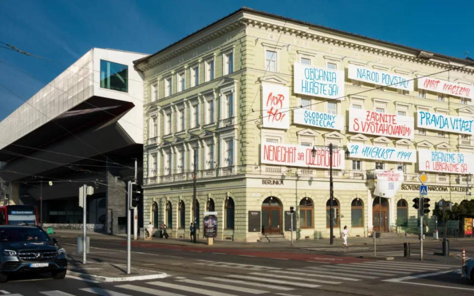 Výstava v Praze mapuje situaci ve Slovenské národní galerii po nástupu vlády