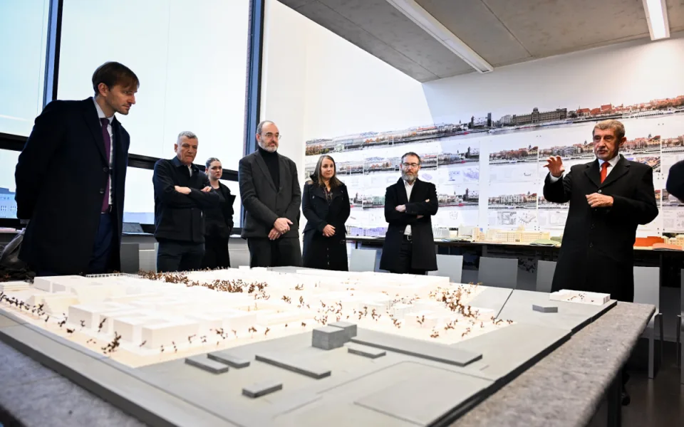 Babiš s Vojtěchem se podívali na model plánované nemocnice.